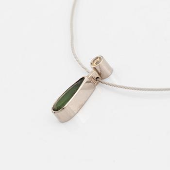 Wolfgang Gessl, halssmycke, 18K vitgul med grön turmalin, och brun briljantslipad diamant.