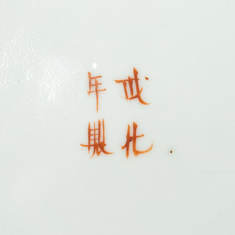 A set of nine Chinese porcelain pieces, 19th Century.