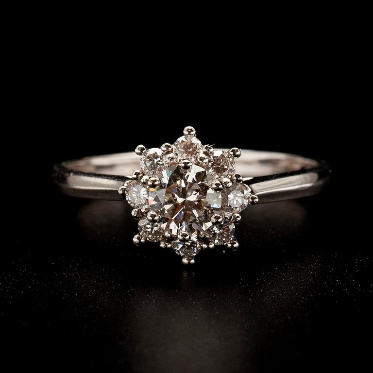 RING, vitguld 18K, briljantslipade diamanter tot. 0,70 ct. Vikt  2,77 g.