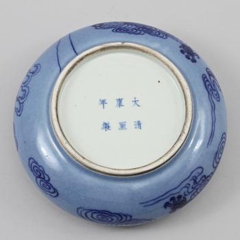 PENSELBAD, porslin, Kanxistil, sen Qing, omkring sekelskiftet 1900.