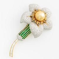 Brooch "en tremblent" in the shape of a flower in 18K gold with a cultured South Sea pearl,