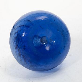 A blue twisted glass bottle, 18th century.