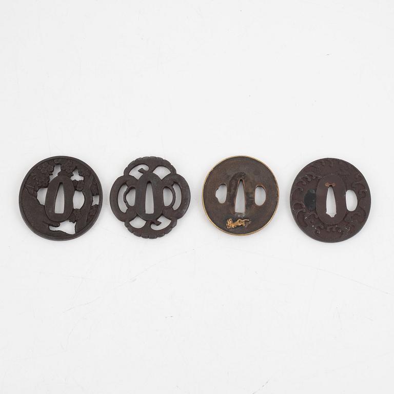 Tsuba, fyra stycken i kiri-box, järn och brons, 1700- och 1800-tal.