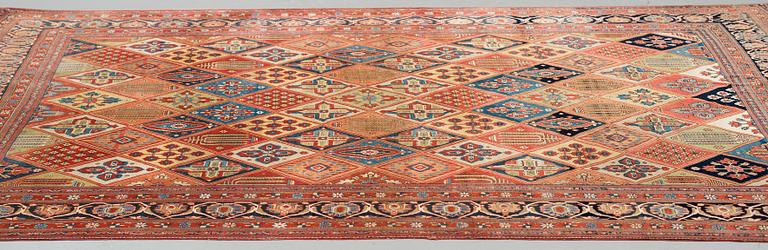 Matta, semiantik Keshan Motachem, ca 292-297 x 220-236 cm (samt en kortsida med 0,5-1 cm slätväv).