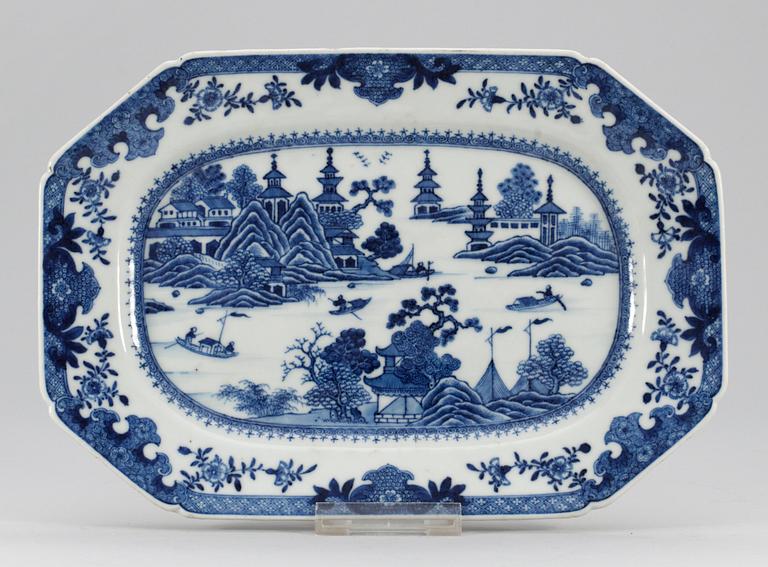 UPPLÄGGNINGSFAT, porslin. Qing dynastin. Qianlong (1736-95).