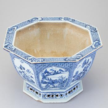 A blue and white flower pot, Qing dynasty, 18th Century.