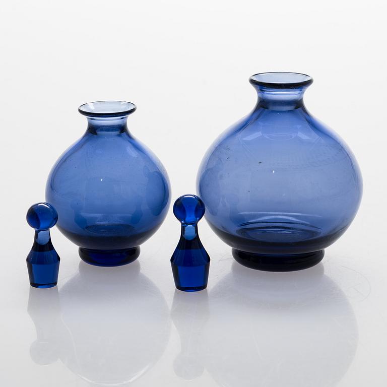 TAMARA ALADIN, A pair of signed oil and vinegar decanters 1750 8/18 cl by Riihimäen Lasi, 1961-64.