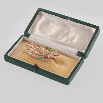 BROSCH, 14K guld med 6 fasettslipade smaragder. Vikt 7,7 gram.
