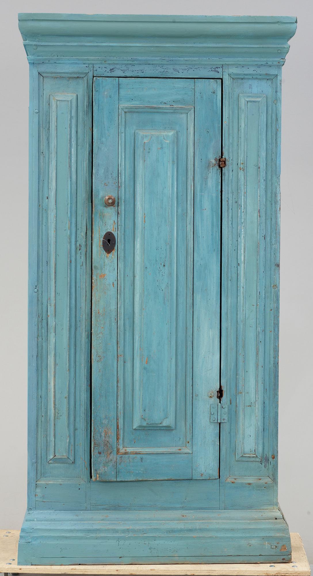 STÅNDSKÅP, allmoge, 1700-tal.