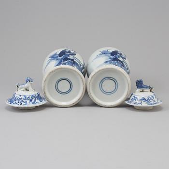 A pair of chinese blue and white porcelain vases with covers. Qing dynasty, Guangxu (1875-1908).