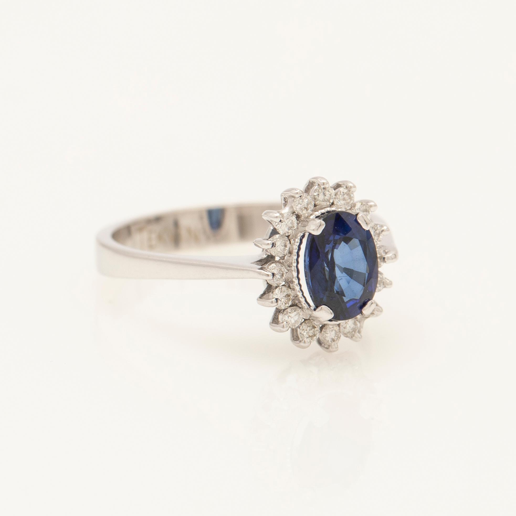 Ring, 18k vitguld med safir och diamanter.