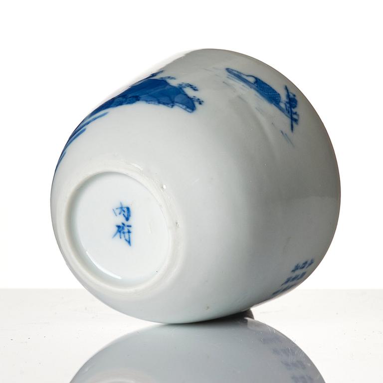 An elegant blue and white cup, Qing dynasty, 19th century.