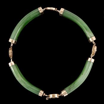 ARMBAND OCH BROSCH, 14k guld resp förgyllt silver med jade. Vikt 18,7g resp 13,3g.