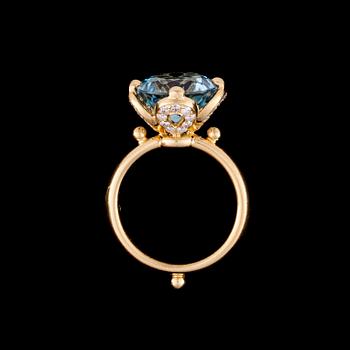 RING, 18K guld, blå topas, briljantslipade diamanter. Temple St. Claire. Vikt ca 10,1 g.