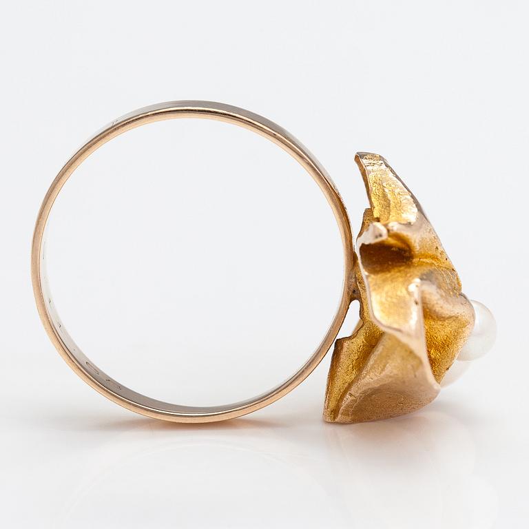 Björn Weckström, A 14K gold ring 'Broken leaf' with cultured pearls for Lapponia 1968.