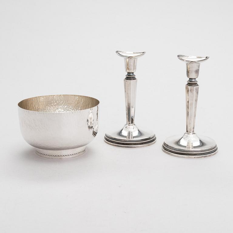 Skål, silver, och ljusstakar, ett par, silver, Sverige 1985 resp. 1959.