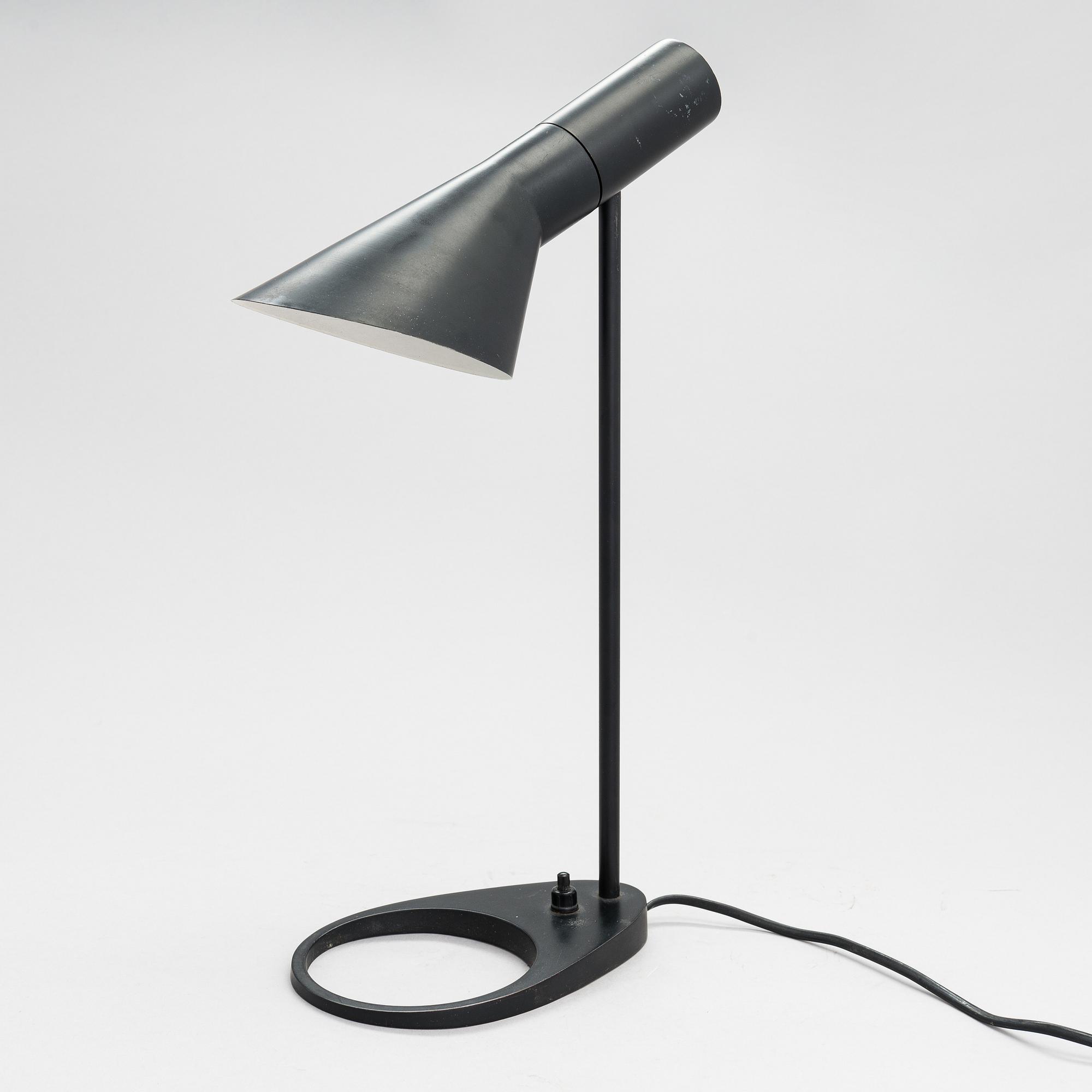 Arne Jacobsen, bordslampa, "AJ" mini, Louis Poulsen, Danmark.