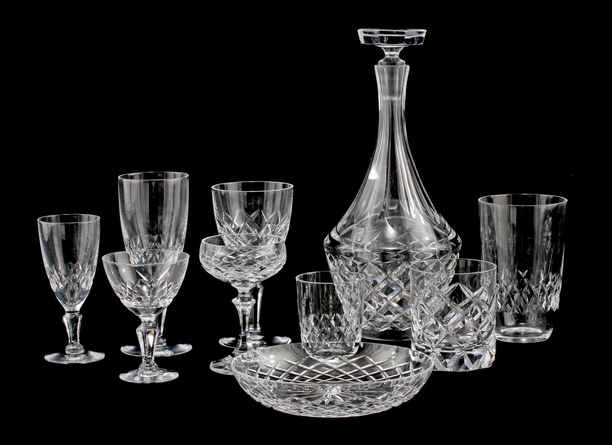 GLASSERVISDELAR, 89 st, mestadels "Karolina", Orrefors,1900-talets andra hälft.