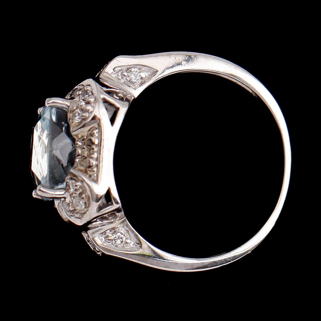 RING, 14 k guld, akvamarin ca 4.17 ct, mindre diamanter.