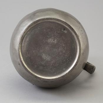 AN 18TH CENTURY PEWTER WINE JUG.