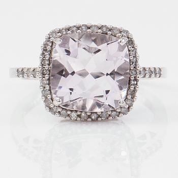 RING, 14k vitguld, diamanter tot ca 0.11 ct. och ametist.