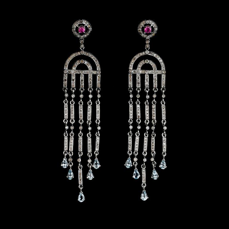 ÖRHÄNGEN, silver och 18 k guld, diamanter tot ca 2.73 ct, rosa safirer och akvamariner.