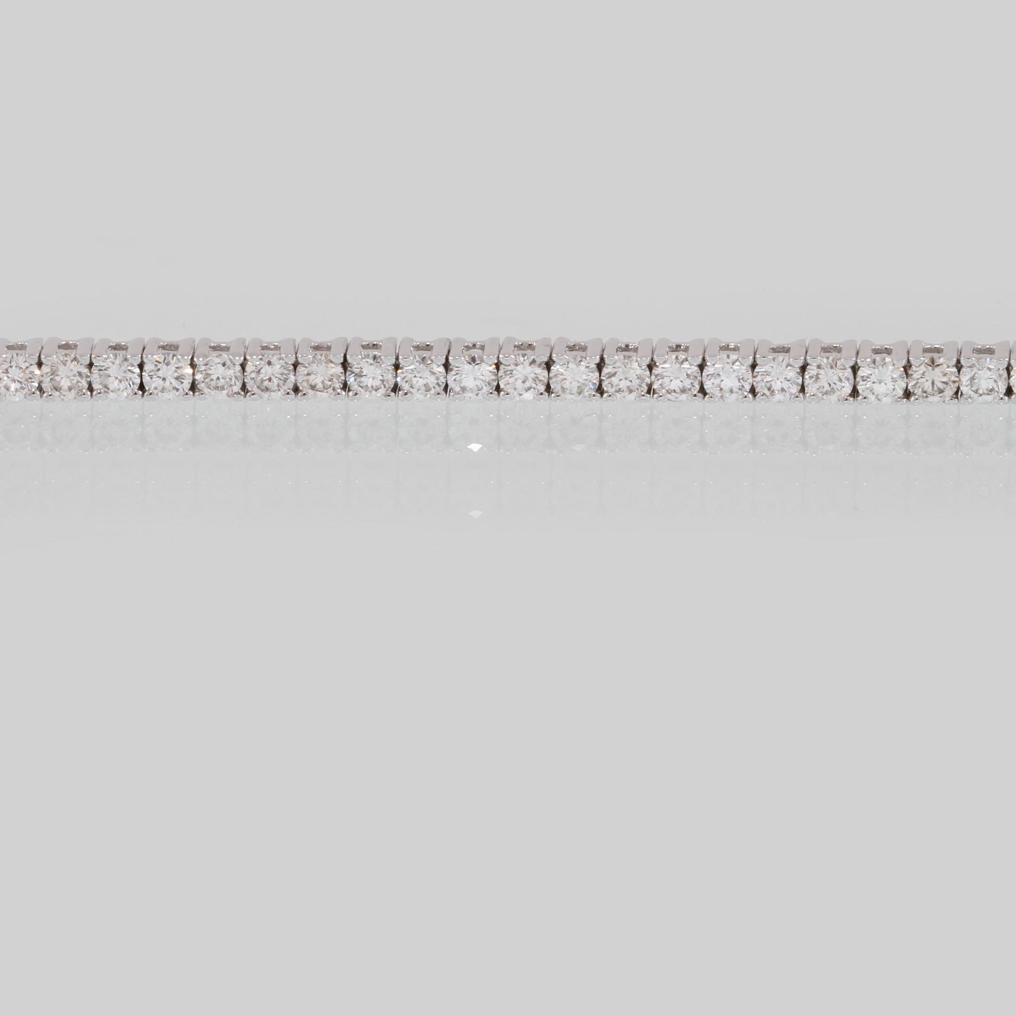 ARMBAND, 18k vitguld med 74 briljantslipade diamanter, 4.03 ct. Vikt 11 g.