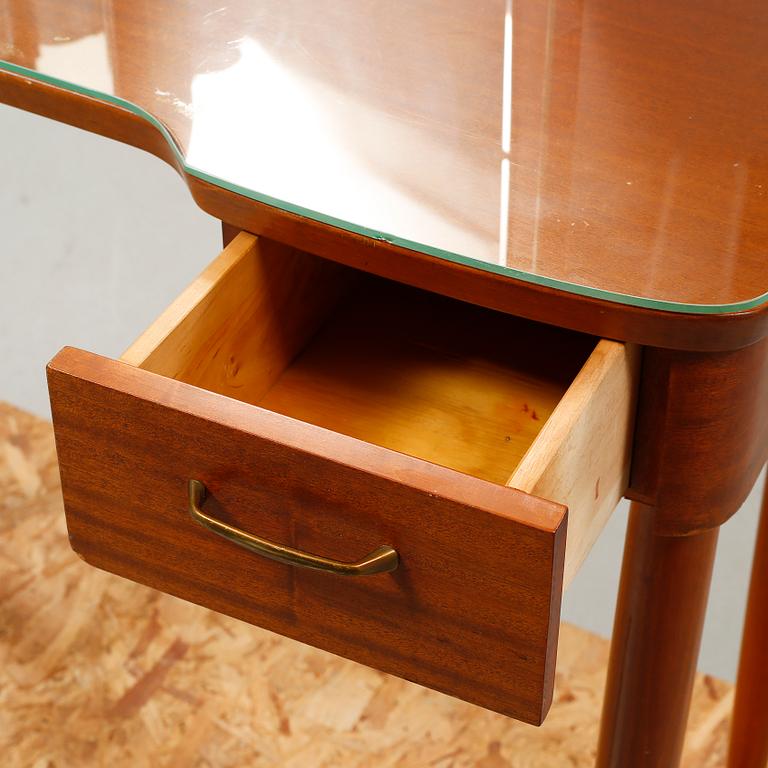 A mid 20th century toilette-table.