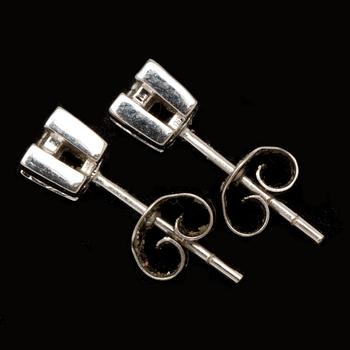 ÖRHÄNGEN, 18 k vitguld med princesslipade diamanter. Vikt ca 2 g.