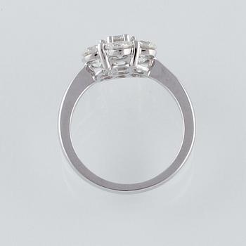 RING, 18K vitguld med 7 briljantslipade diamanter 2.17 ct. Vikt 5,5 gram.