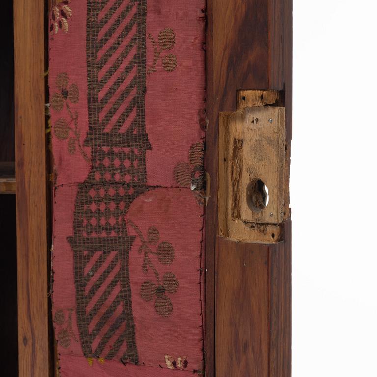 A wall-hanged small cabinet, 18th/19th century.