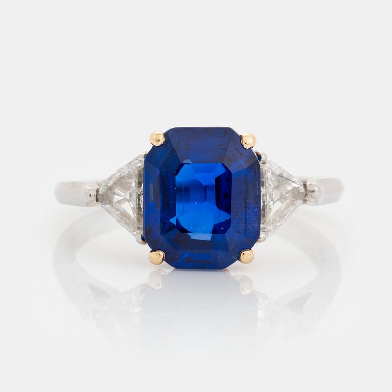 Ring platina och 18K guld med en fasettslipad safir vikt ca 3.40 ct.
