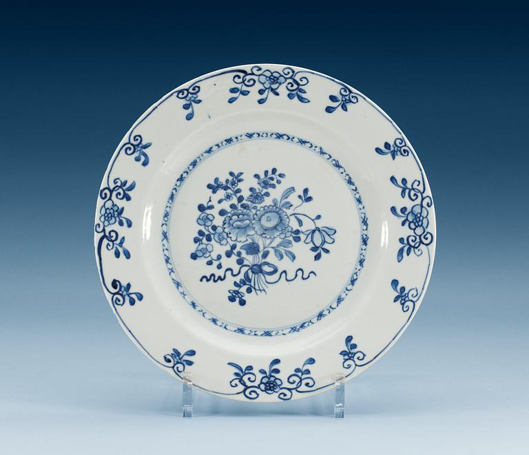 A set of 22 blue and white dinner plates, Qing dynasty, Qianlong (1736-95).