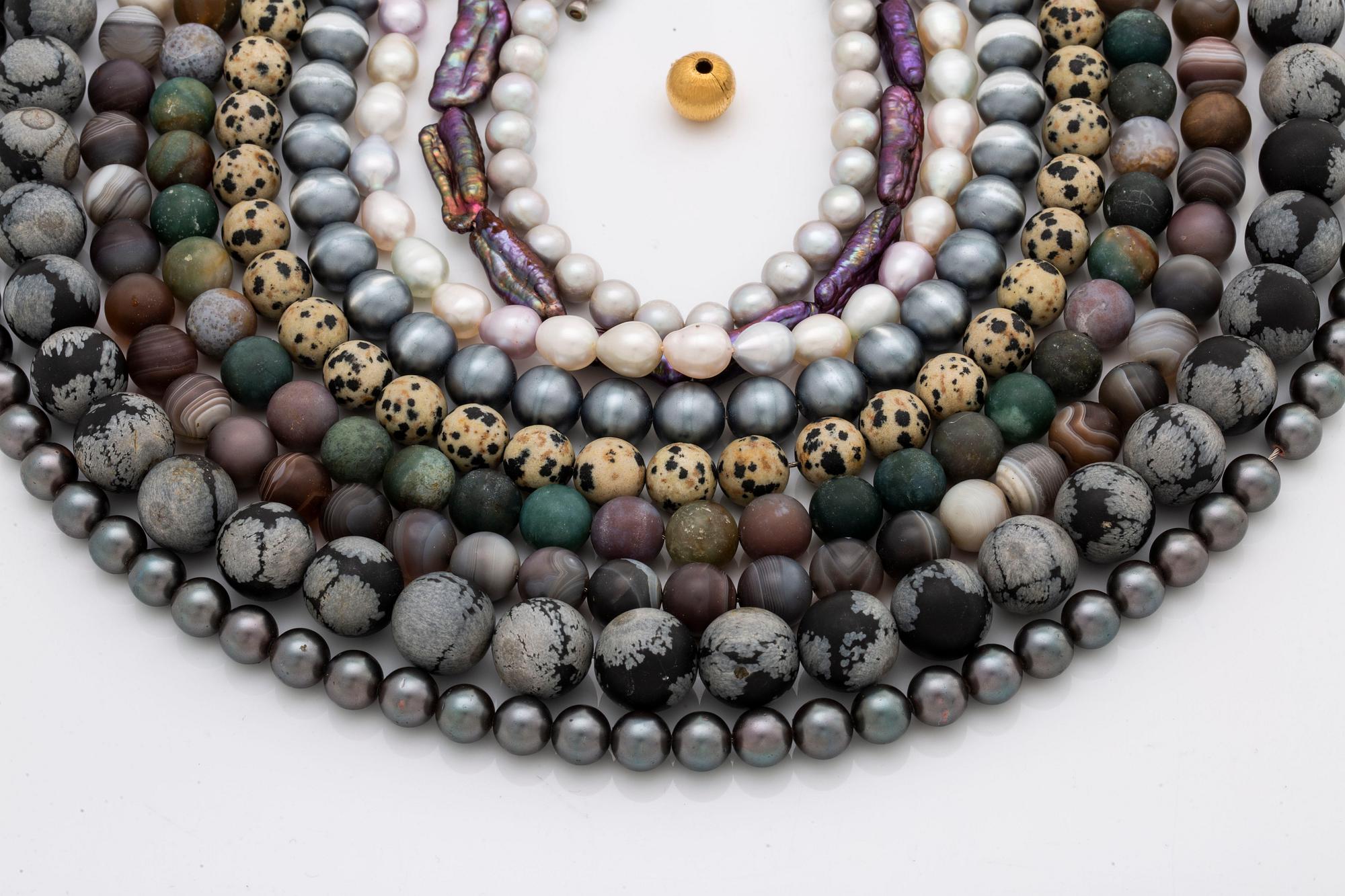 LYNGGAARD, 9 neclaces and clasp 18K gold, original cases, 1 case damaged, lengths approx 40-46 cm.