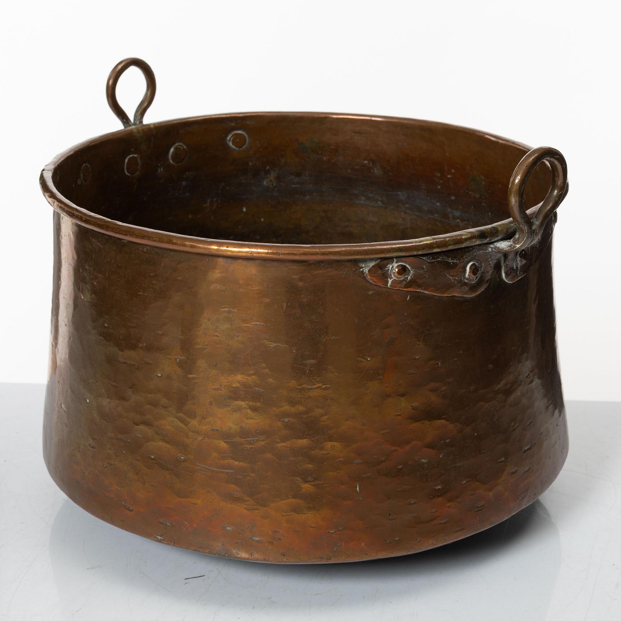 A set of three Swedish copper cauldrons, 18th / early 19th century.