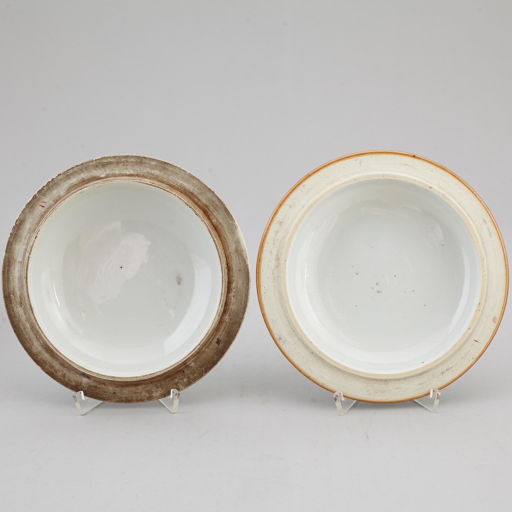 A group of two famille rose jars with covers, Qing dynasty, late 19th century.