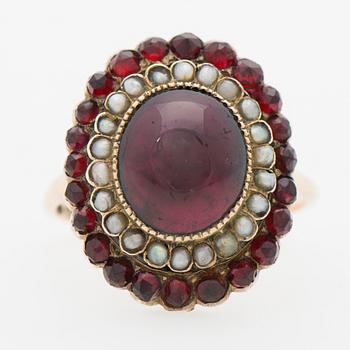 RING, granater, pärlor, 14K guld. Oskar Lindroos, Helsingfors 1934.