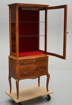 VITRINSKÅP, Louis XVI-stil, 1900-talets andra hälft.