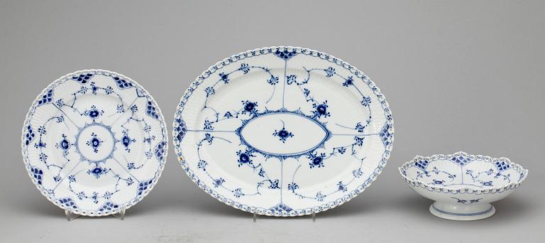 SERVISDELAR, ca 90 st, porslin, "Musselmalet", Royal Copenhagen, 1900-talets andra hälft.