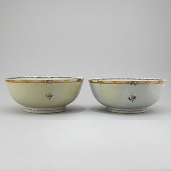 A pair of Chinese large porcelain bowls, Qing Dynasty, Qianlong (1736-95).