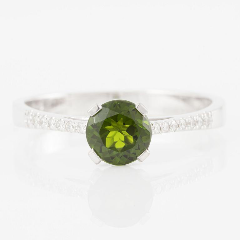 Ring in 18K white gold with chrome diopside and brilliant-cut diamonds.