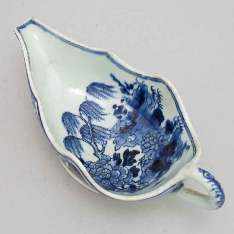 A blue and white sauce boat, Qing dynasty, Qianlong (1736-95).