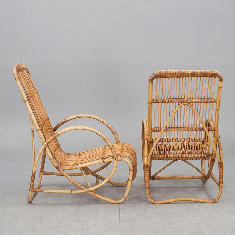 KORGFÅTÖLJER, ett par, 1900-talets mitt.