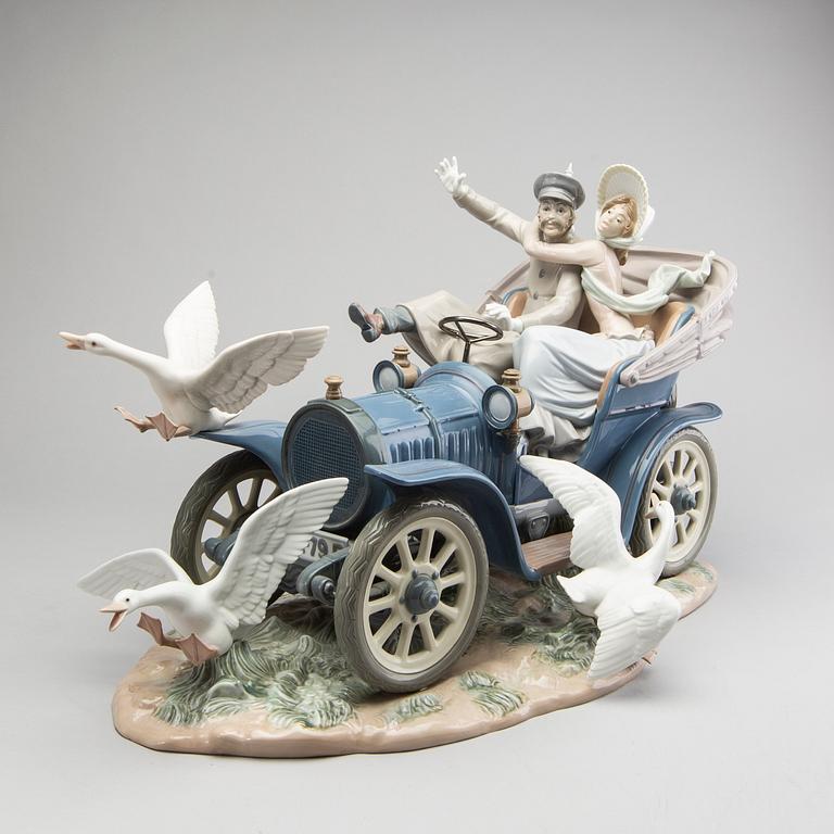 LLADRO, figurgrupp, no 821, bil och fåglar, Spanien, dekor av Ruiz, 1900-talets slut.