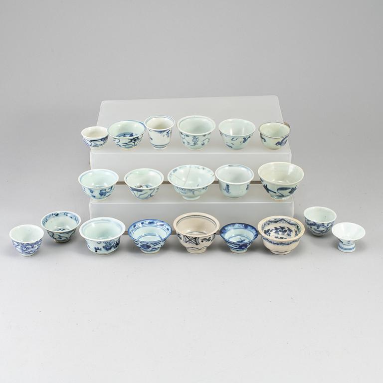 A group of 20 Southeast asian blue and white cups, 19th/20th century.