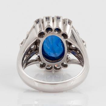 Ring 18K vitguld med en cabochonslipad safir ca 11.00 ct samt runda briljantslipade diamanter.