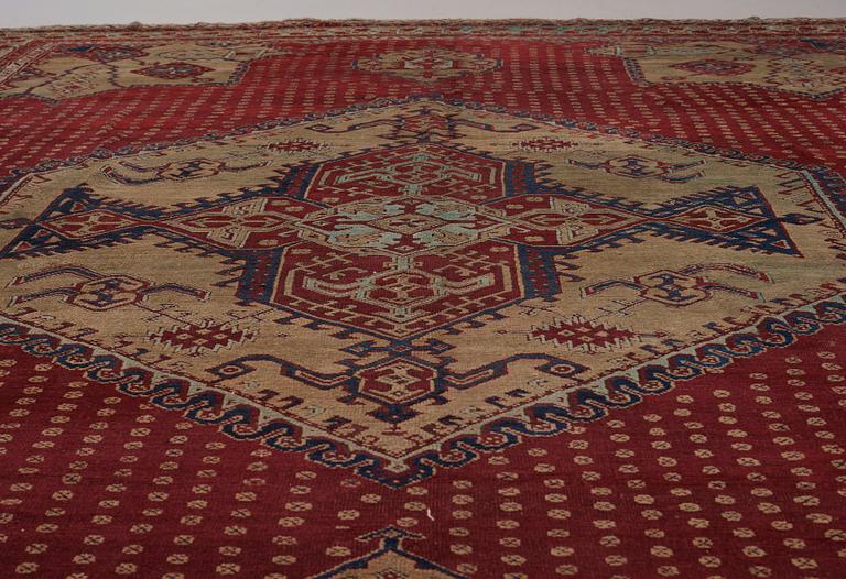 ANTIQUE USHAK. 636 x 408 cm.