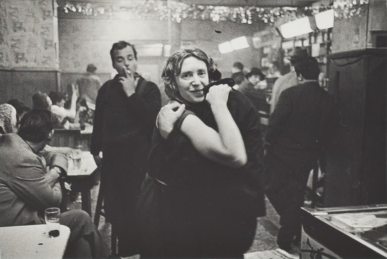 ANDERS PETERSEN, fotografi, "Sigrid,  Café Lehmitz, Hamburg 1970", 1970/2007.