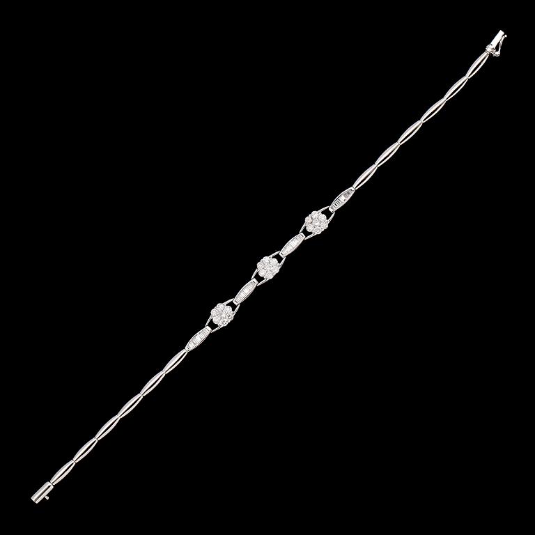 ARMBAND, 18 k vitguld, diamanter tot 0.92 ct.