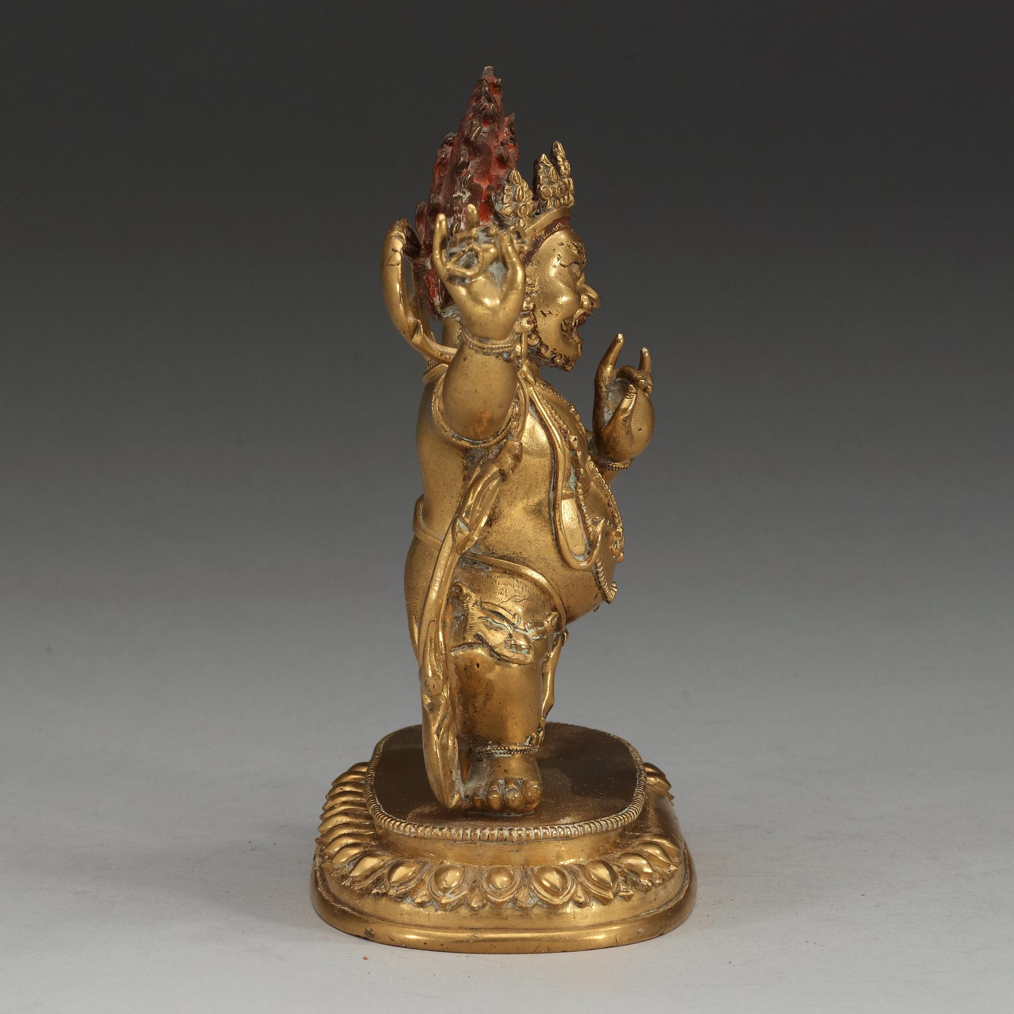 DHARMAPALA, förgylld brons, Sinotibetansk. Troligen 1700-tal.